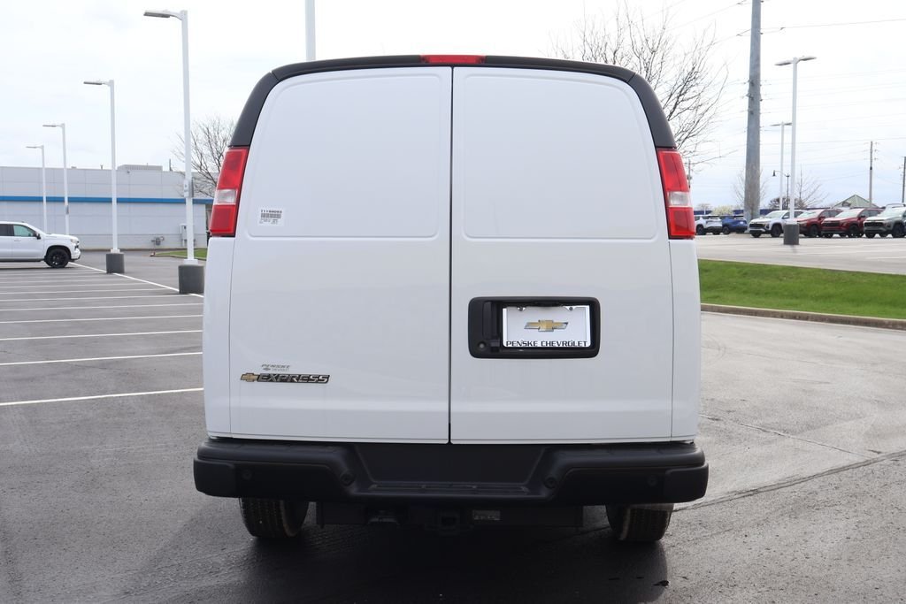 New 2026 Summit White Chevrolet WT image 6