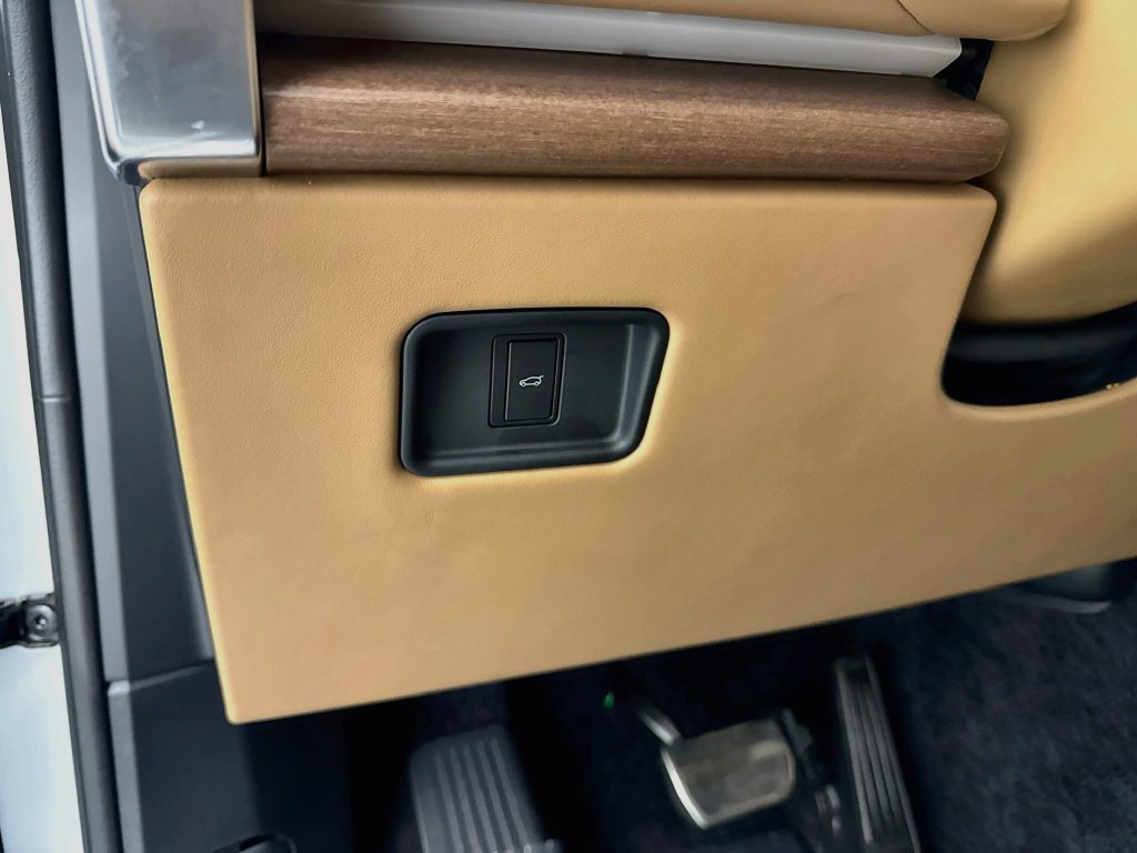 Certified Used 2023 Silver Land Rover Autobiography image 10
