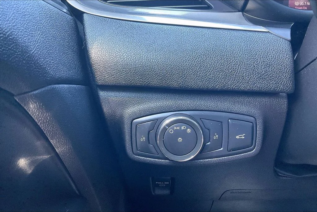 Used 2015 Silver Lincoln Base image 35