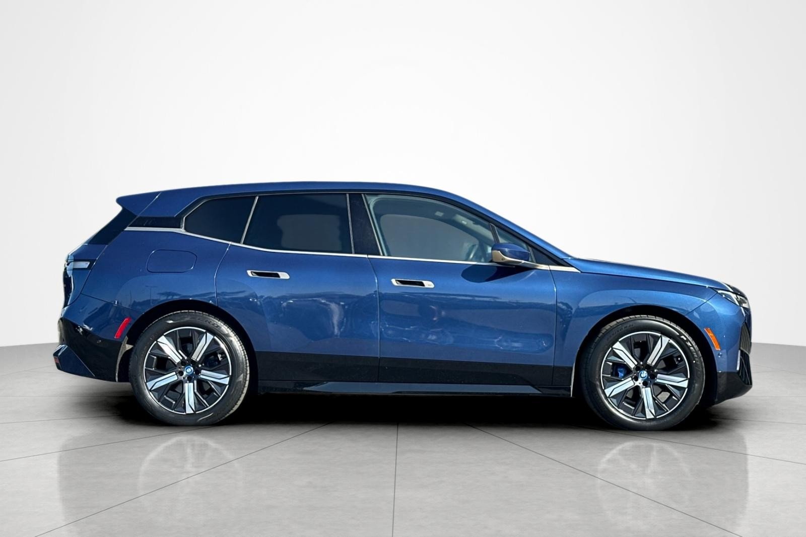 Used 2022 Phytonic Blue Metallic BMW xDrive50 image 6