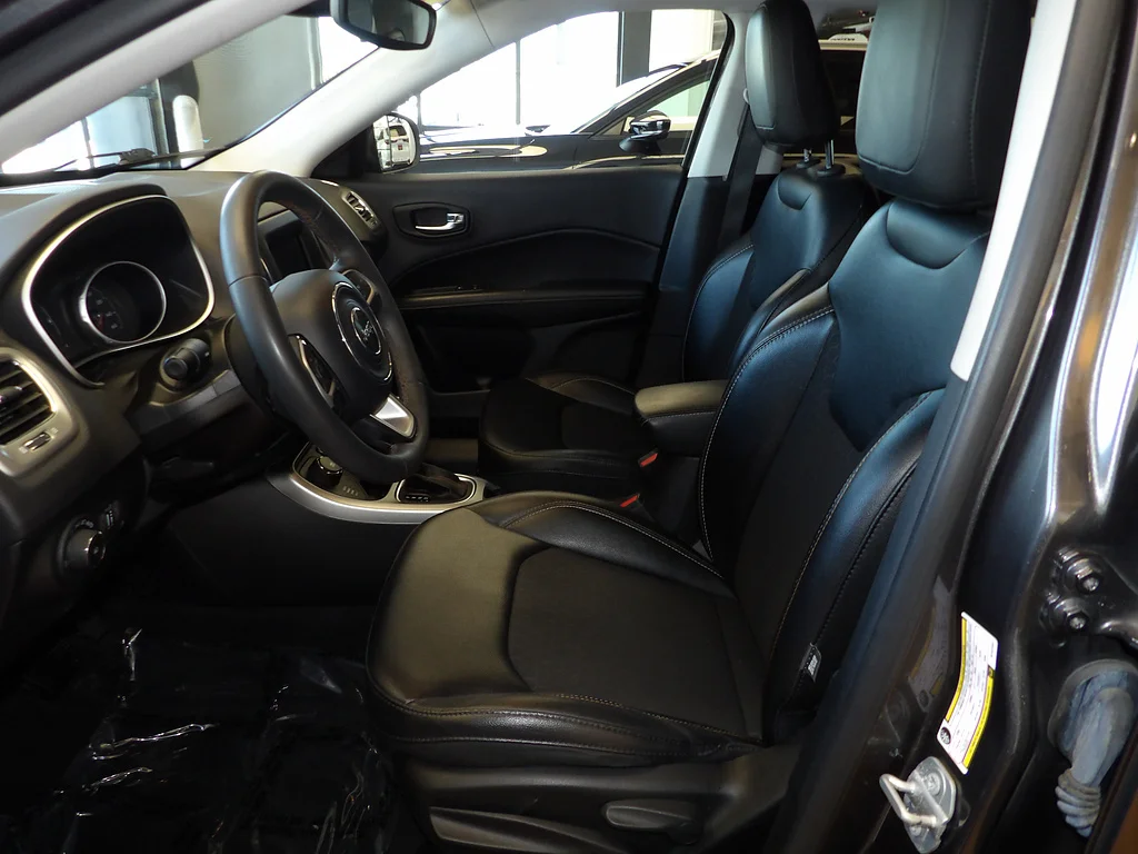 Used 2021 Granite Crystal Metallic Clear Coat Jeep Latitude image 25