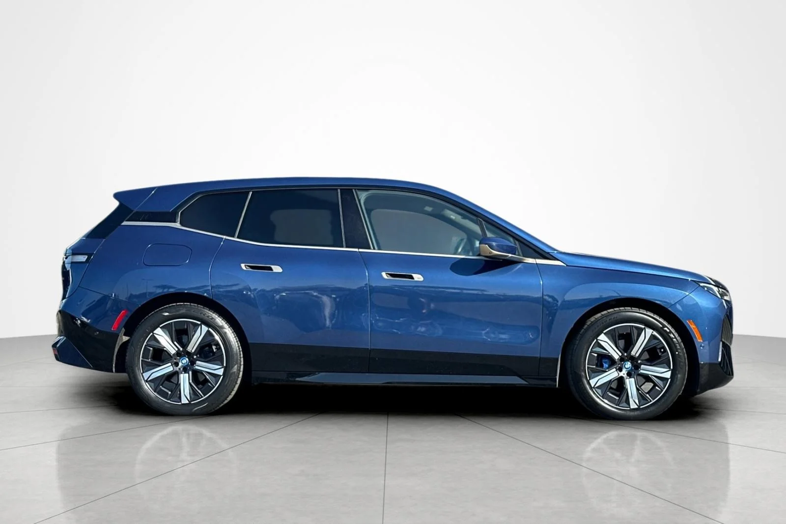 Used 2022 Phytonic Blue Metallic BMW xDrive50 image 6