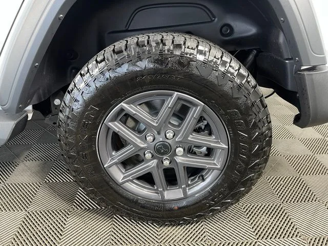 Used 2026 White/off-white Jeep Sport S image 11