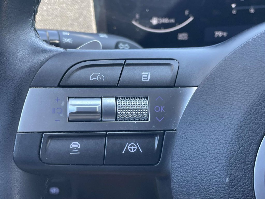 Used 2025 Black Hyundai SEL Convenience image 17
