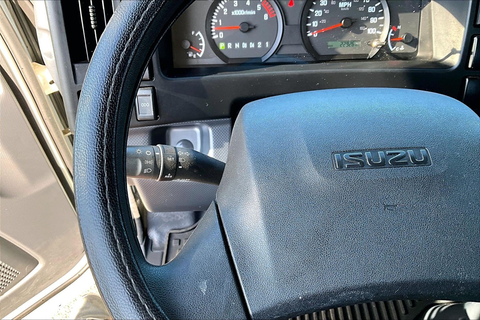 Used 2024  ISUZU  image 21