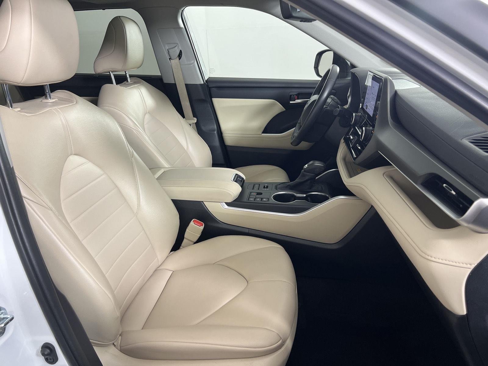 Used 2023 Wind Chill Pearl Toyota XLE image 26
