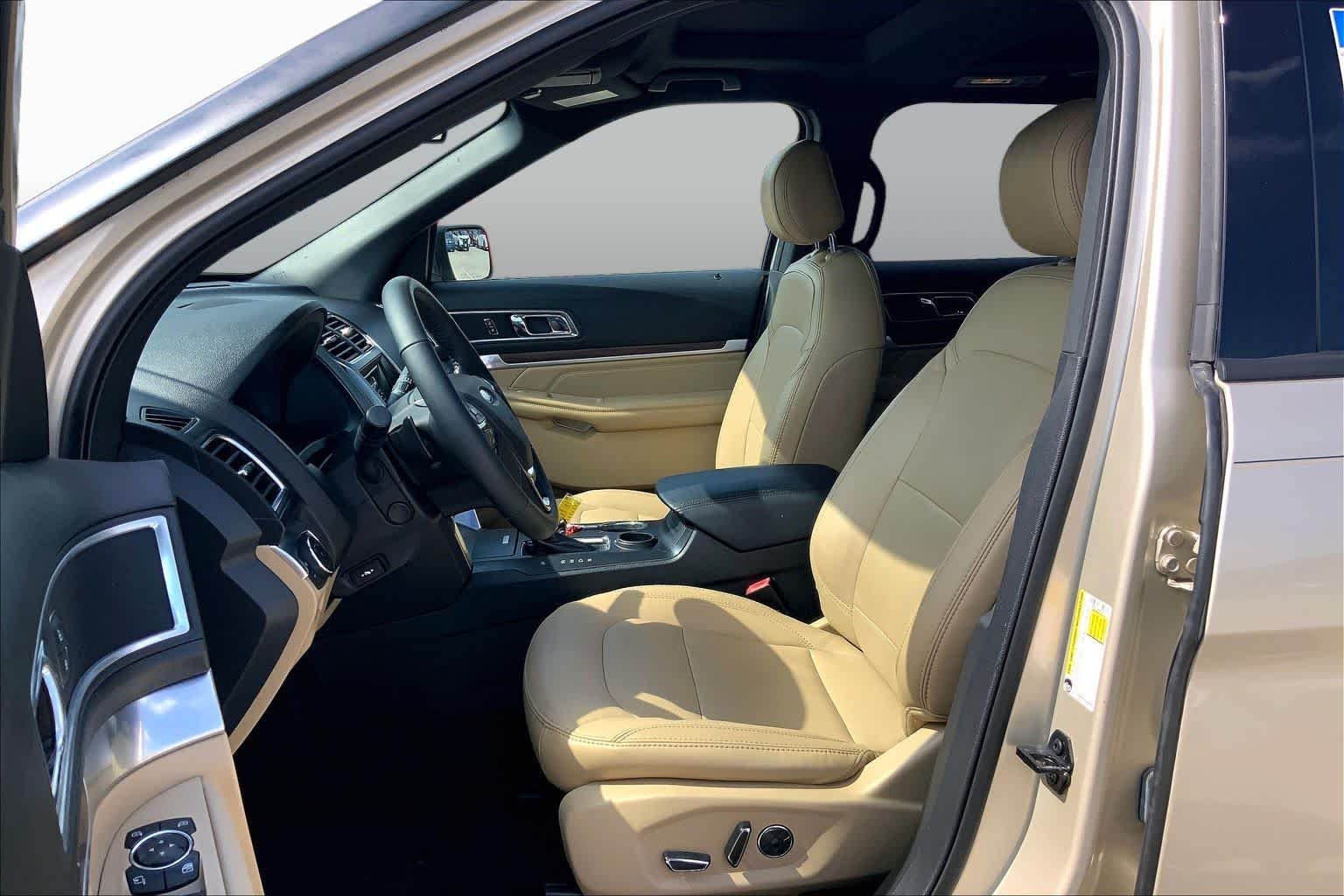 Used 2017 White Gold Metallic Ford Limited image 7