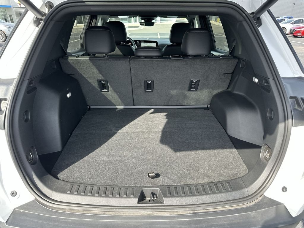 Used 2025 White Chevrolet LT image 28