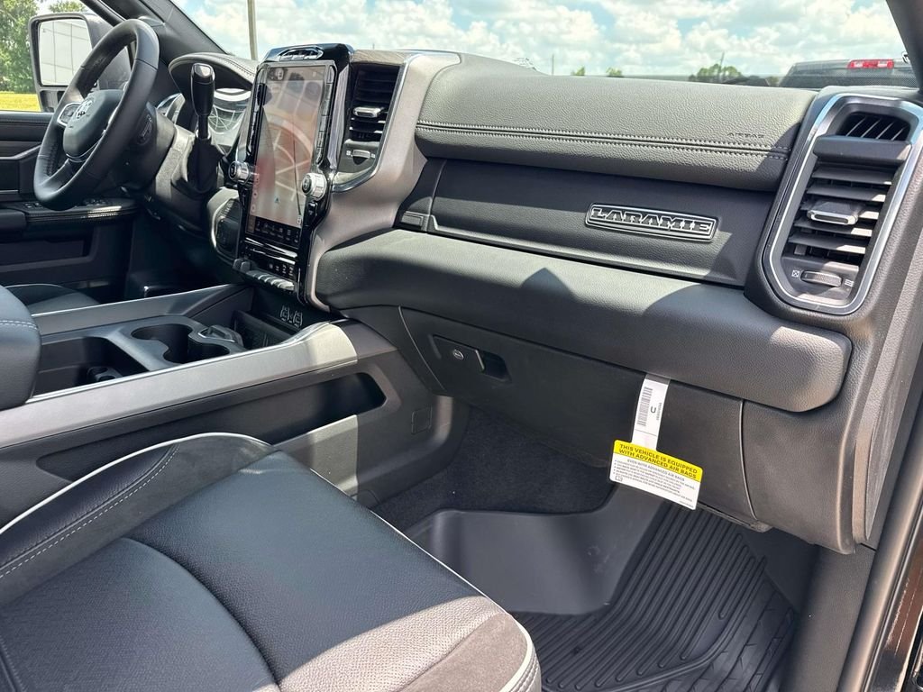 New 2026 Diamond Black Crystal Pearl-Coat Exterior Paint RAM Laramie image 37
