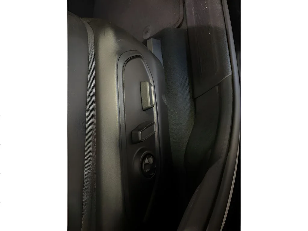 Used 2023 Diamond Black Crystal Pearl Jeep Limited image 36
