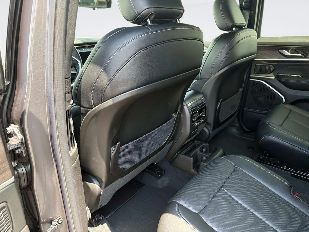 New 2026 Baltic Gray Metallic Clear-Coat Exterior Paint Jeep Limited Reserve image 12