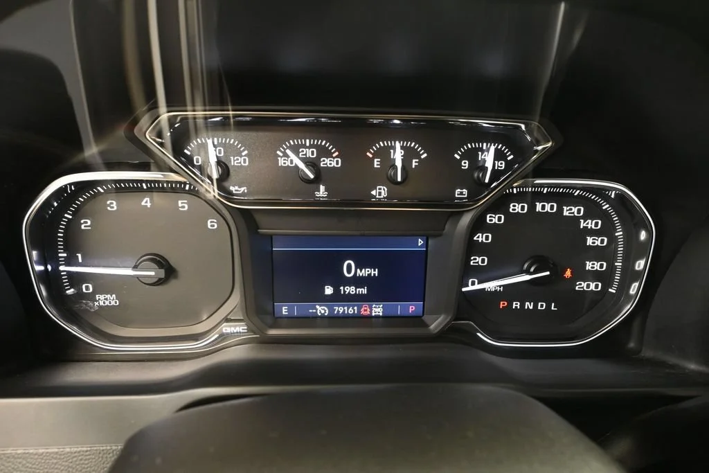Used 2022 White GMC AT4 image 23