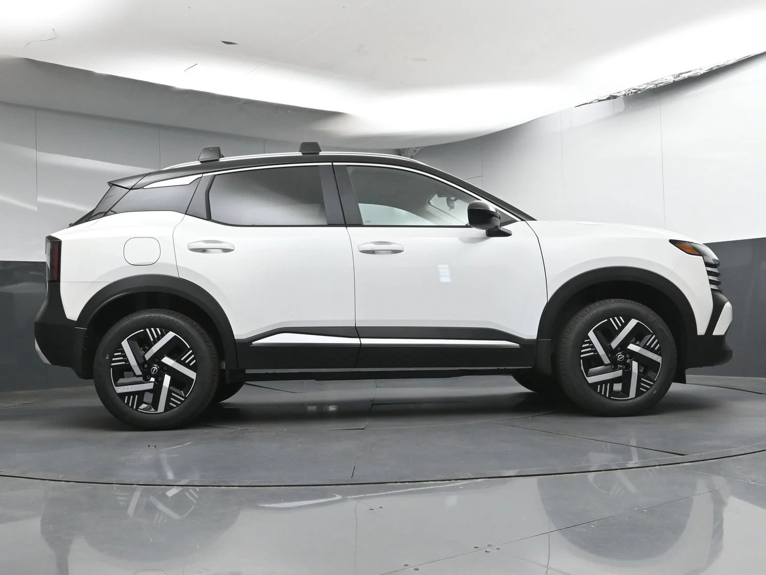 New 2026 Aspen White Tricoat/Super Black Nissan SV image 23