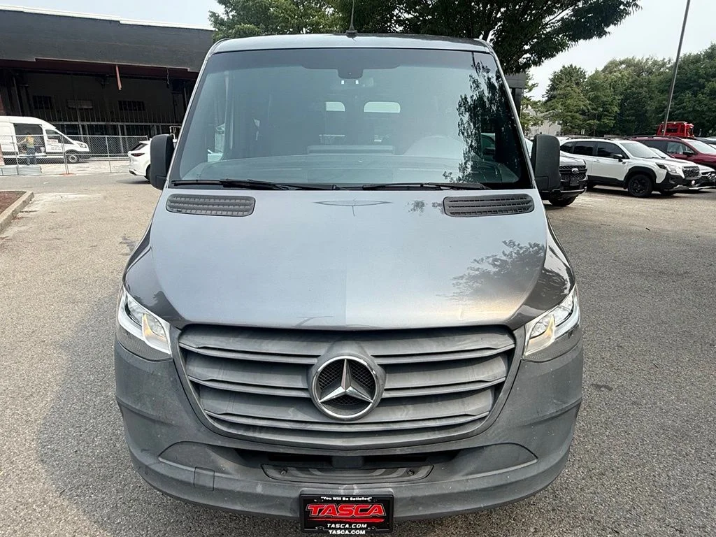 Used 2021  Mercedes-Benz Crew 144 WB image 2