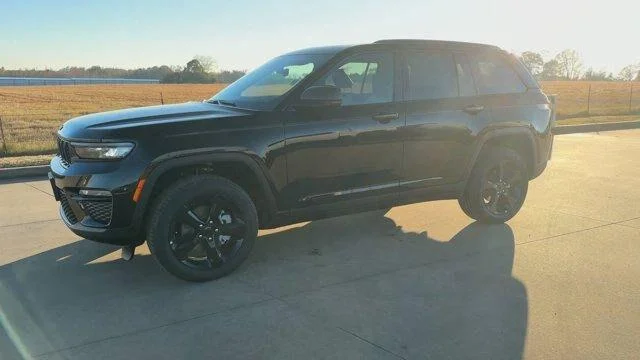 New 2025 Diamond Black Crystal Pearl-Coat Exterior Paint Jeep Limited image 17