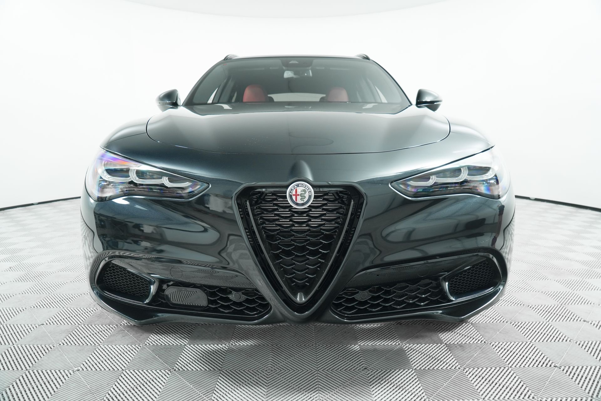 2025 Alfa Romeo Stelvio photo 2