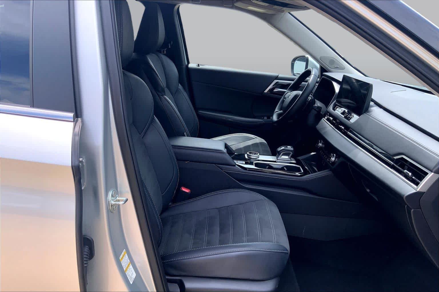 Used 2025 Alloy Silver Metallic Mitsubishi SE image 9