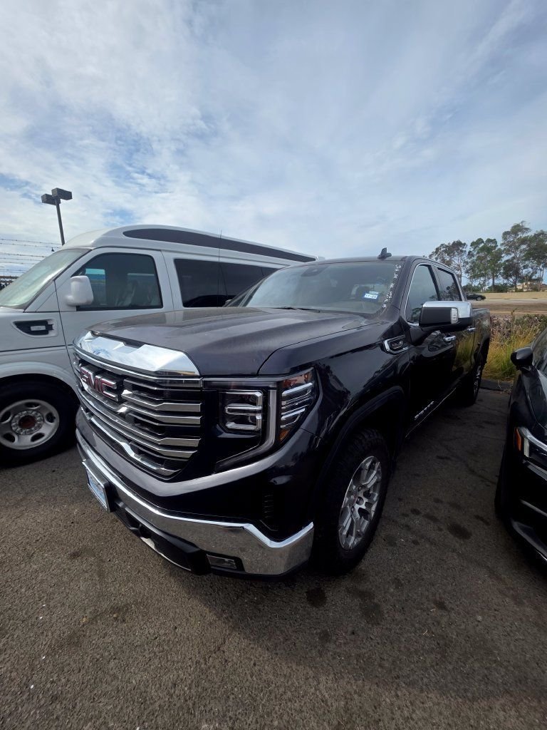 Used 2025 Titanium Rush Metallic GMC SLT image 4