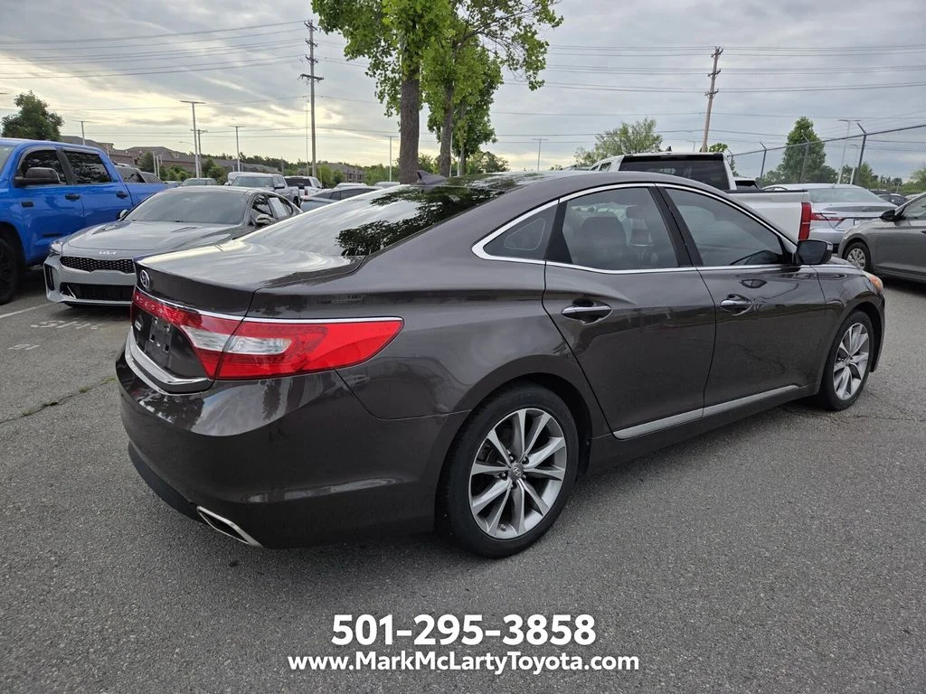 Used 2016 Red Hyundai Base image 4