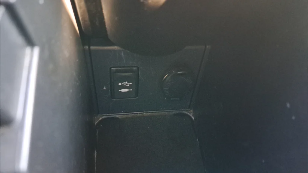 Used 2015 White Toyota Three image 25