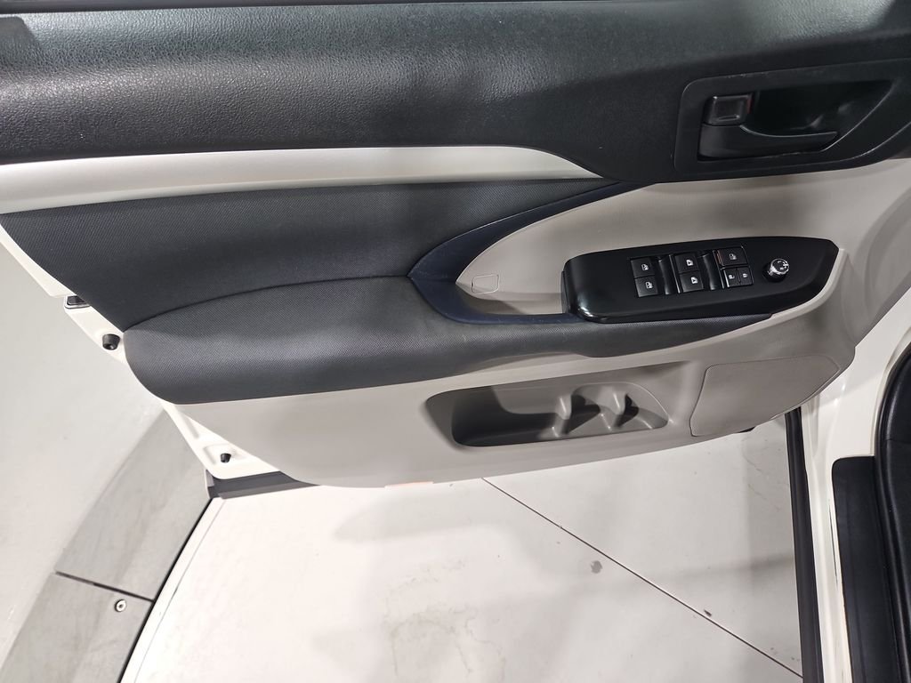 Used 2014 White Toyota LE image 11