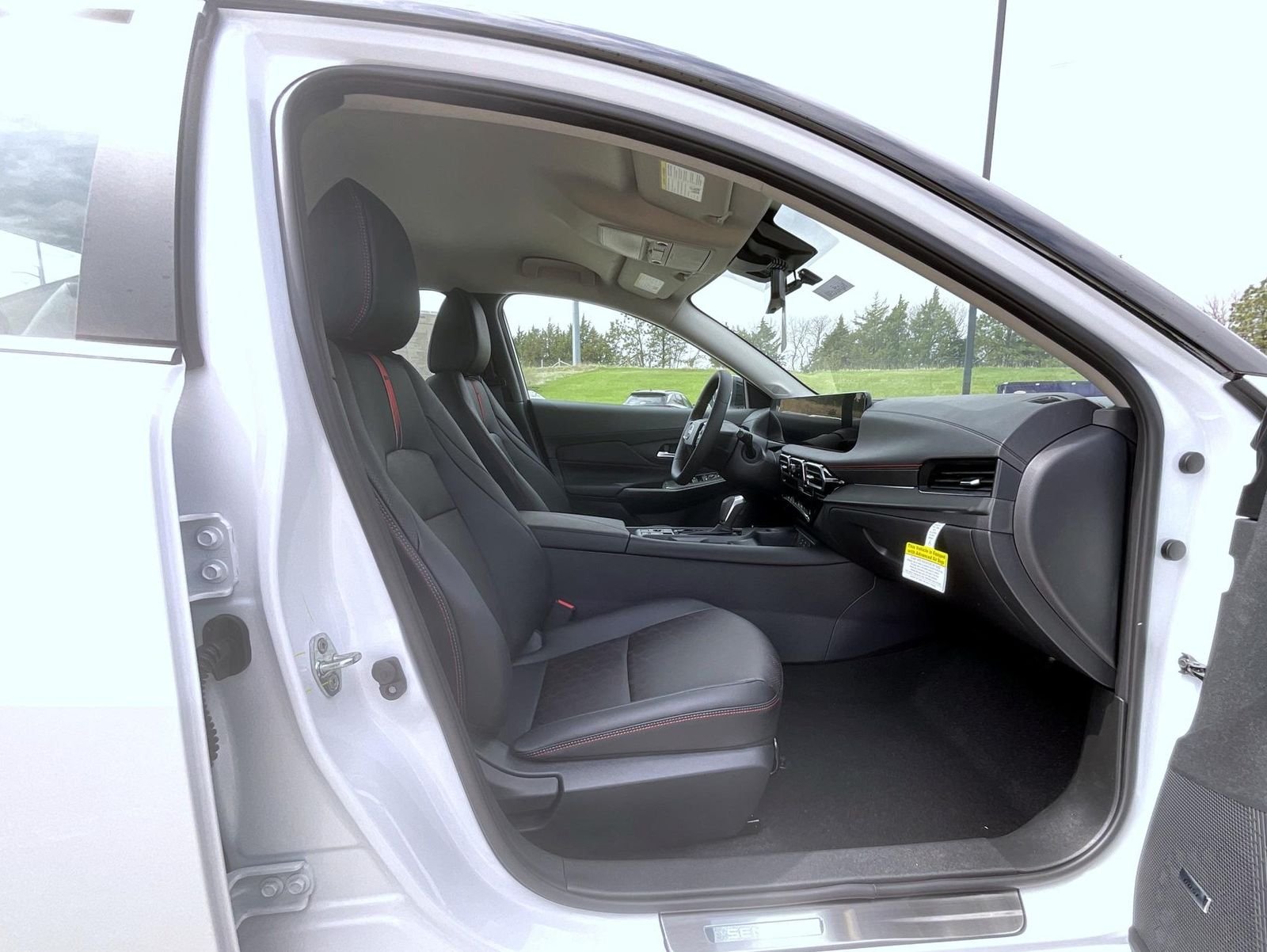 New 2026 Aspen White TriCoat / Super Black Two-tone Nissan SR image 16