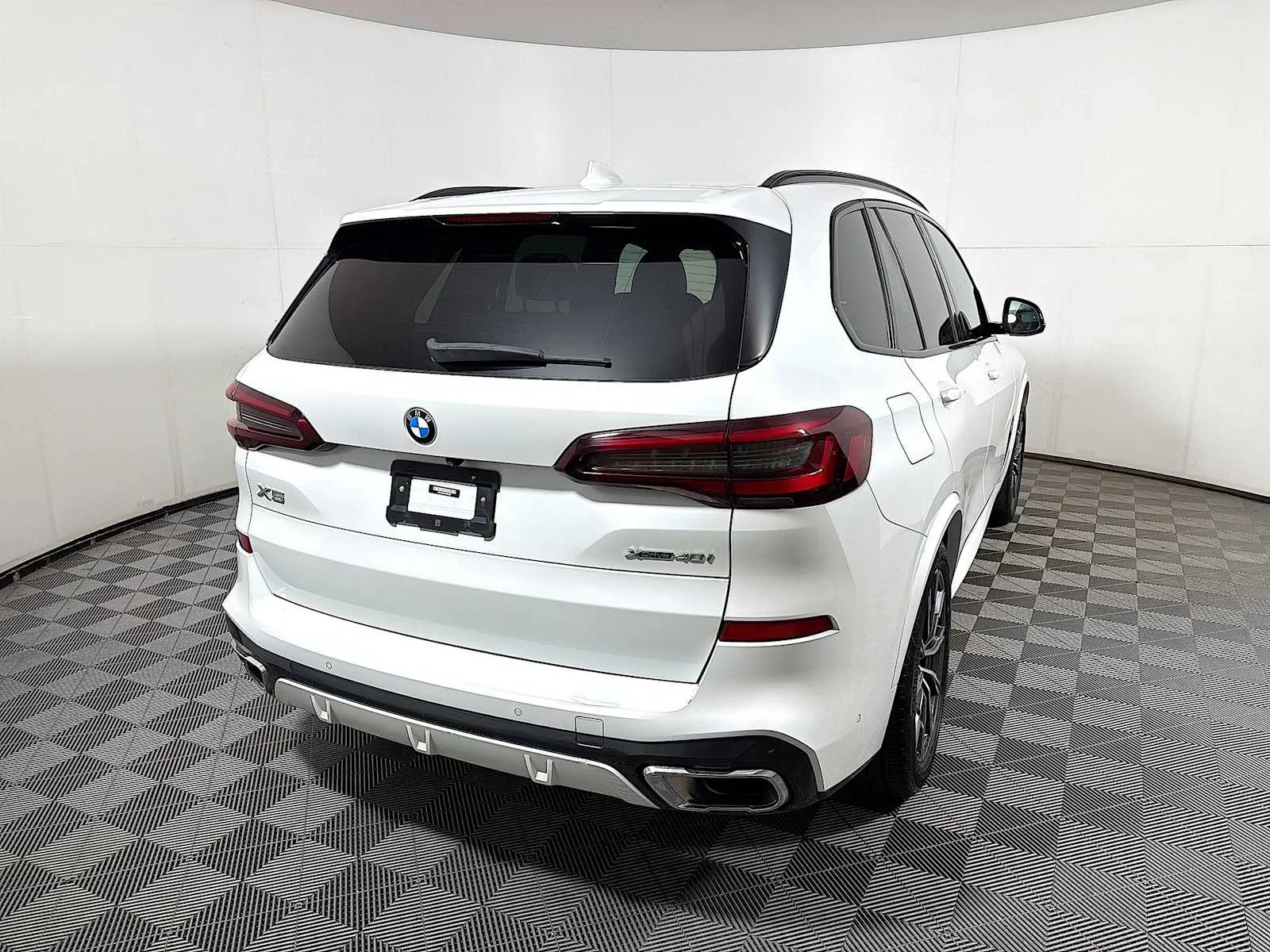 Used 2023 Mineral White Metallic BMW xDrive40i image 6