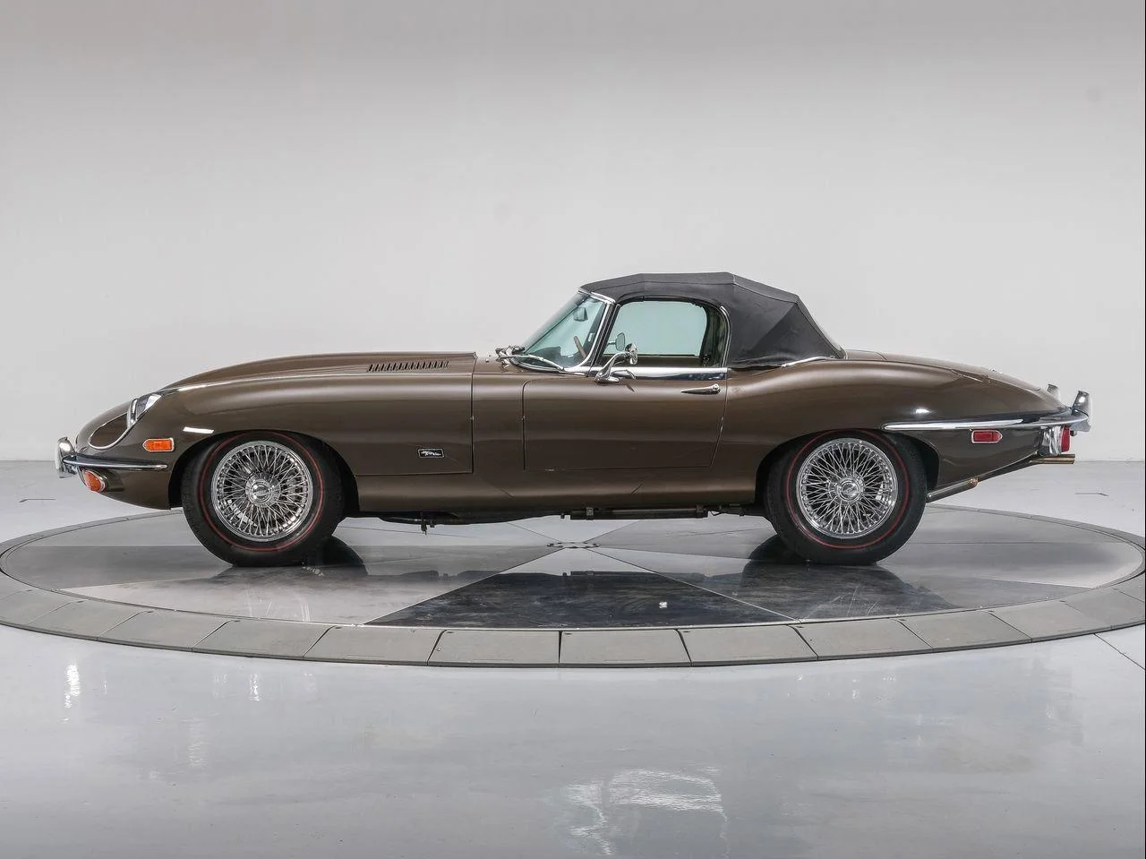 Used 1971  Jaguar Series II image 2