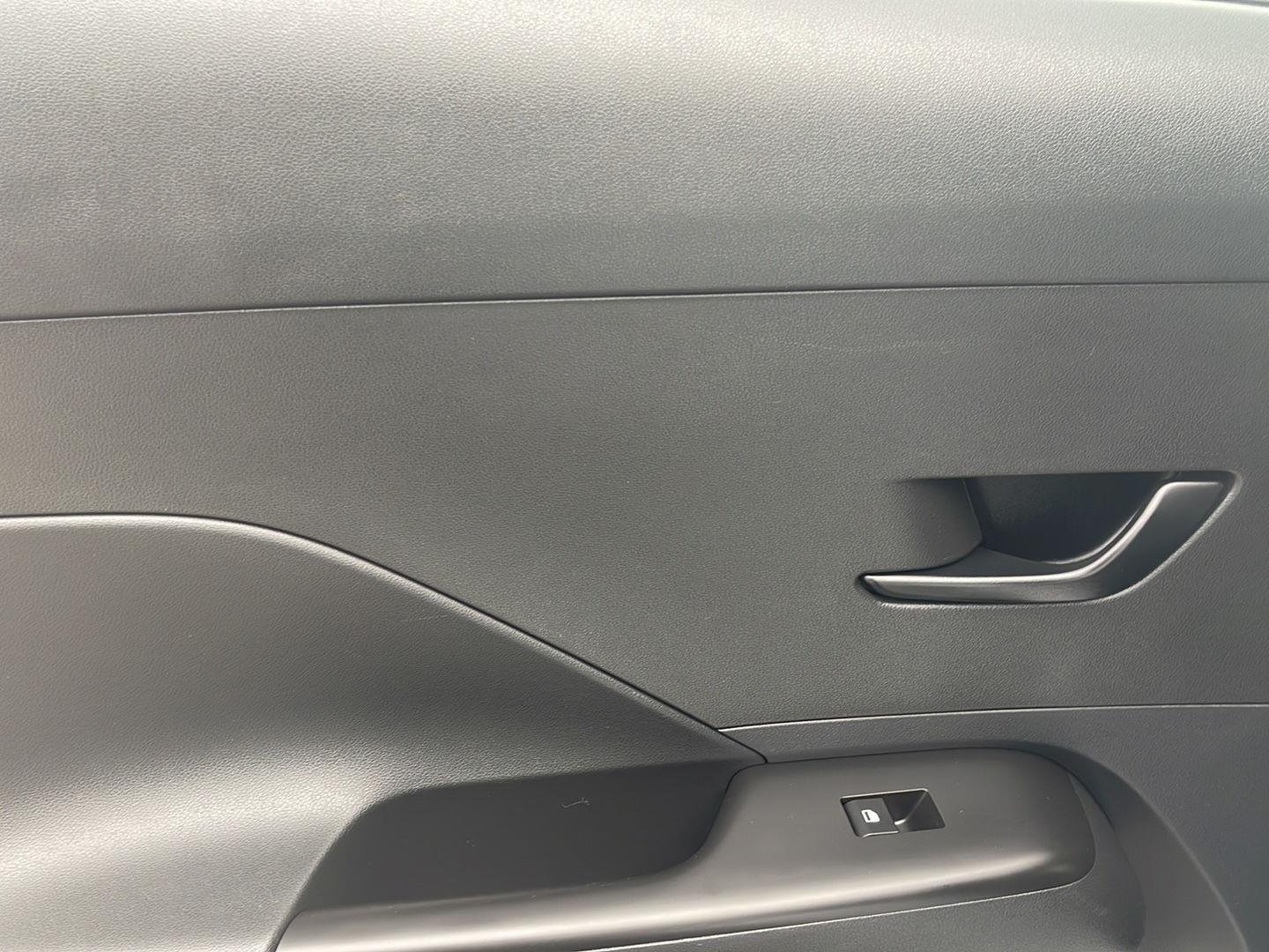 2025 Hyundai Kona SEL - Photo 18