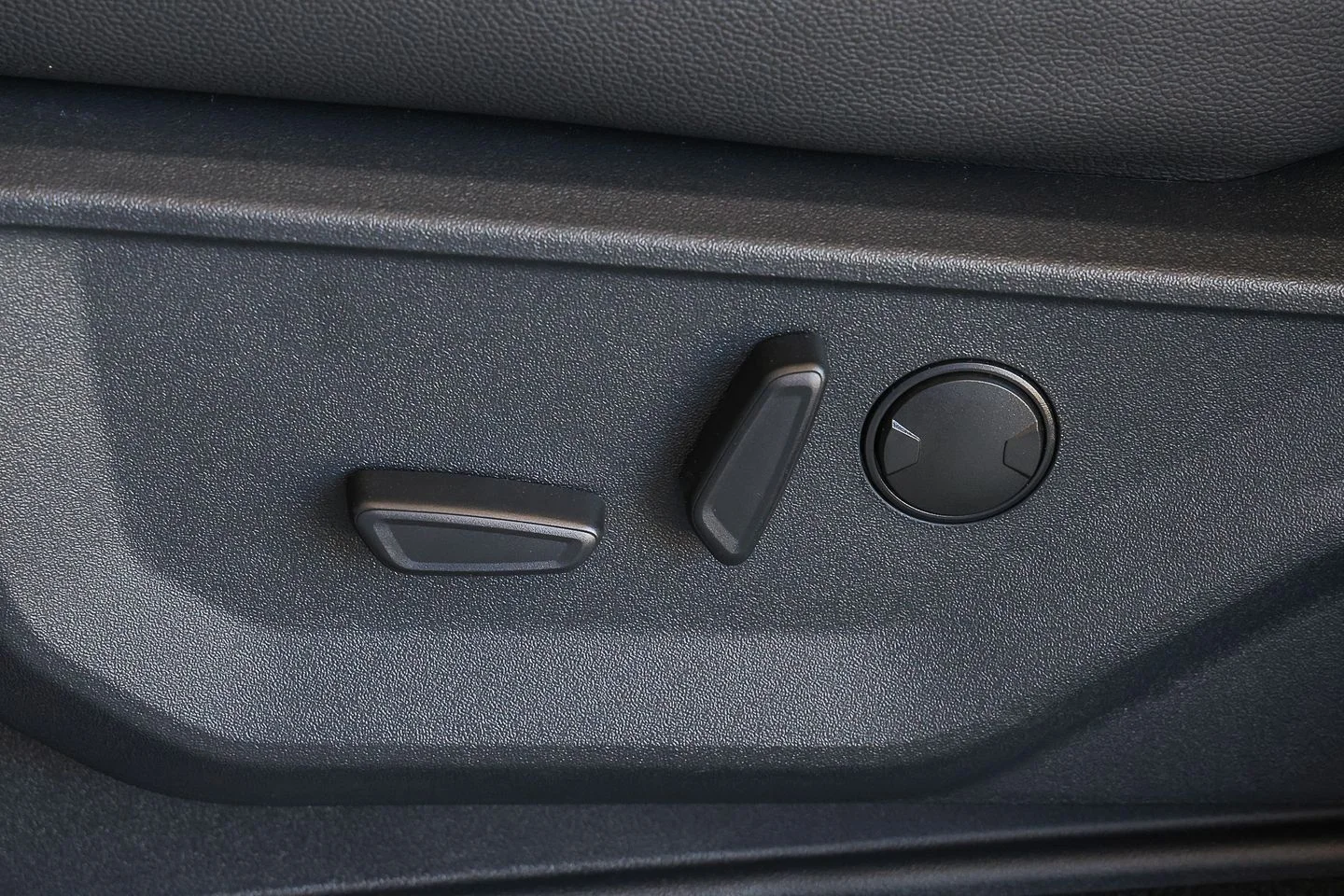 New 2026 Carbonized Gray Metallic Ford XLT image 15