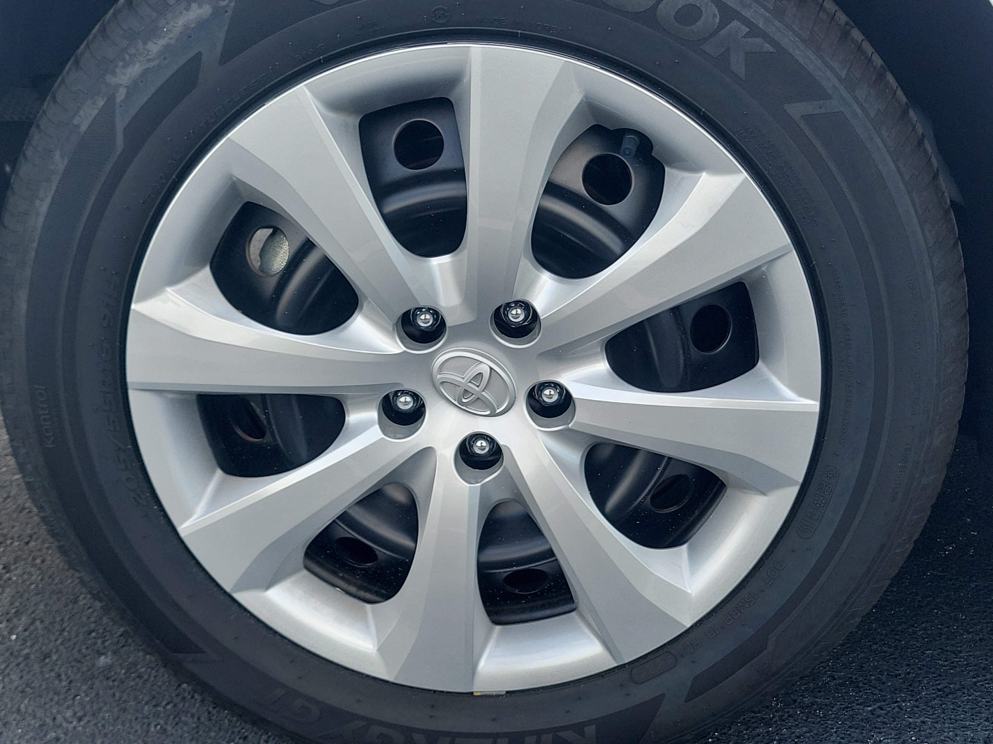 Used 2025 Ice Toyota LE image 7