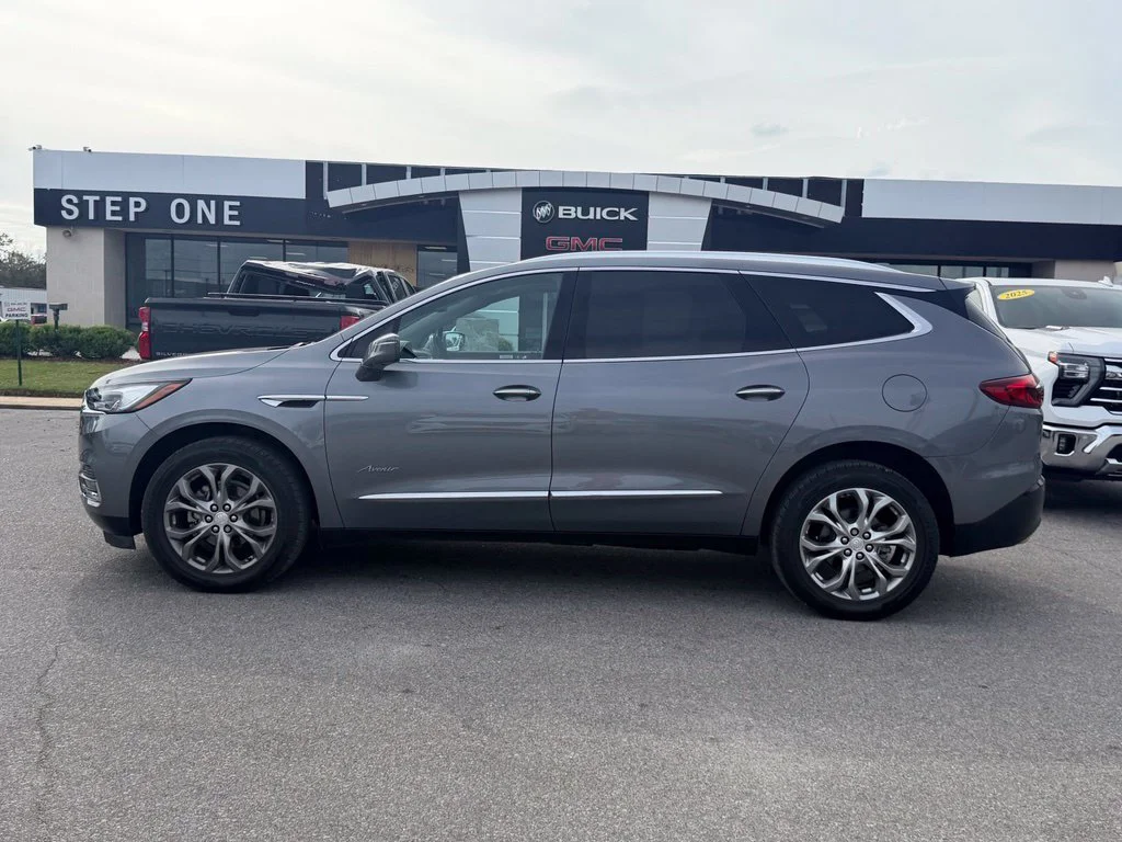Used 2018 Gray Buick Avenir image 3