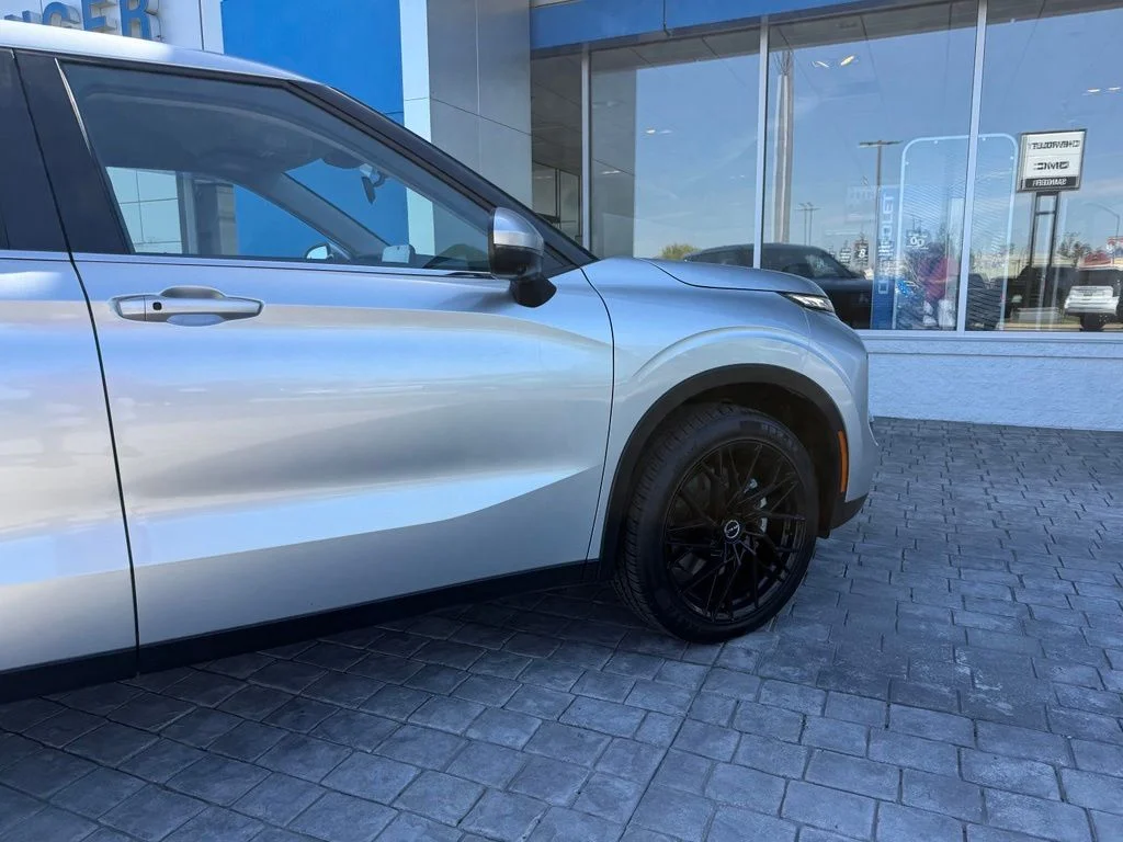 Used 2023 Silver Mitsubishi SE image 14