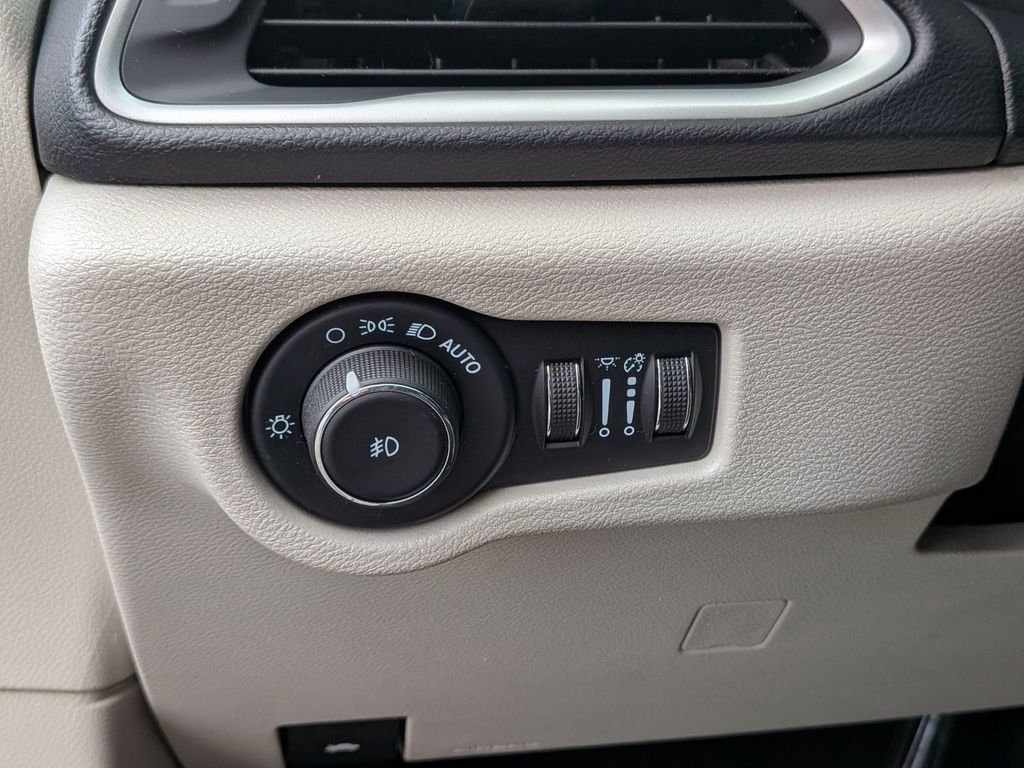 Used 2021 Silver Chrysler Touring L image 17