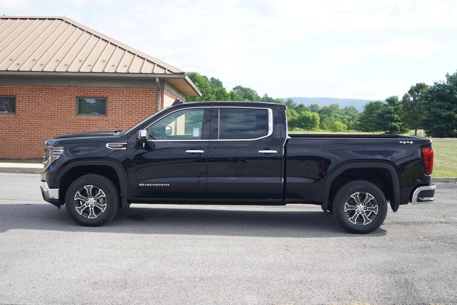 2026 GMC Sierra 1500 SLT - Photo 7