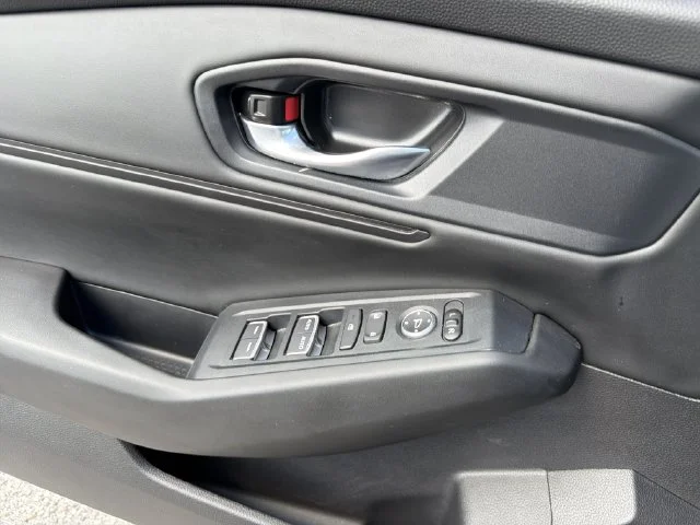 Used 2025  Honda SE image 21