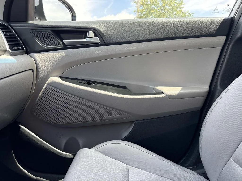 Used 2017  Hyundai Sport image 28
