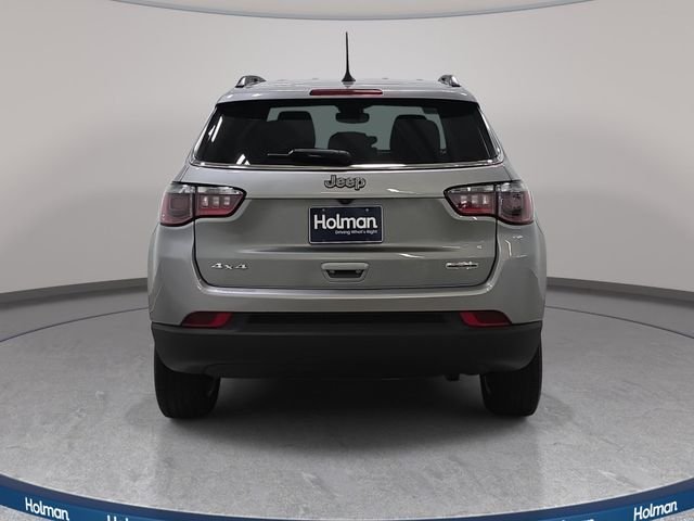 Used 2022 Silver Jeep Latitude Lux image 7