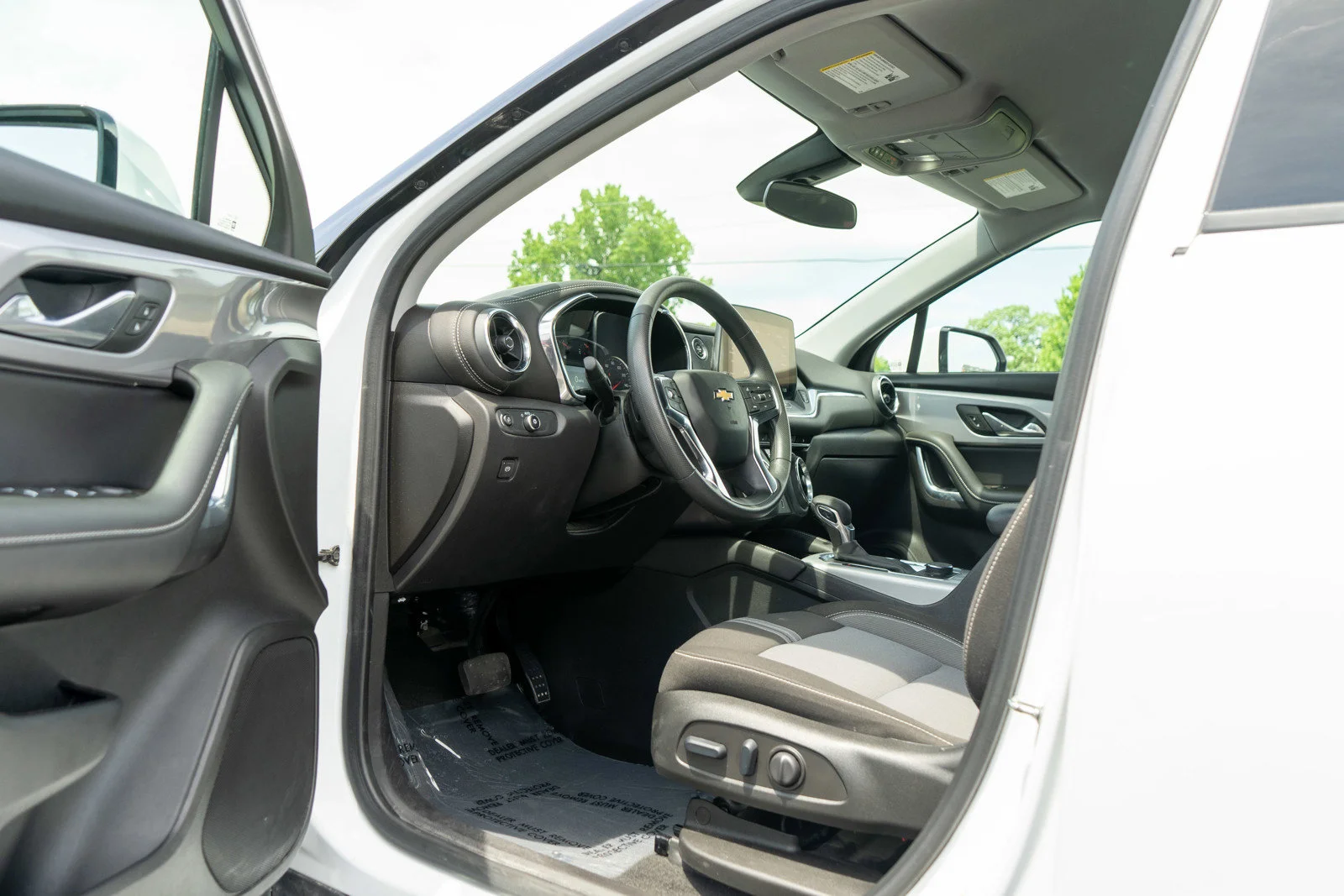 Used 2025 Summit White Chevrolet LT image 13
