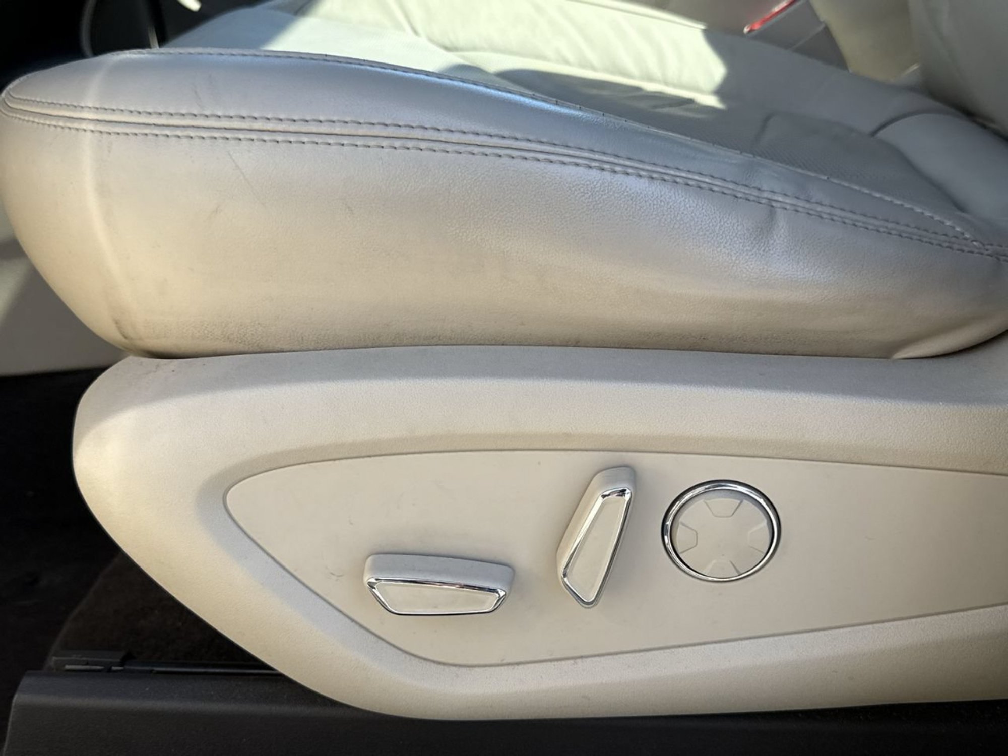 Used 2018 Ivory Pearl Lincoln Reserve image 20