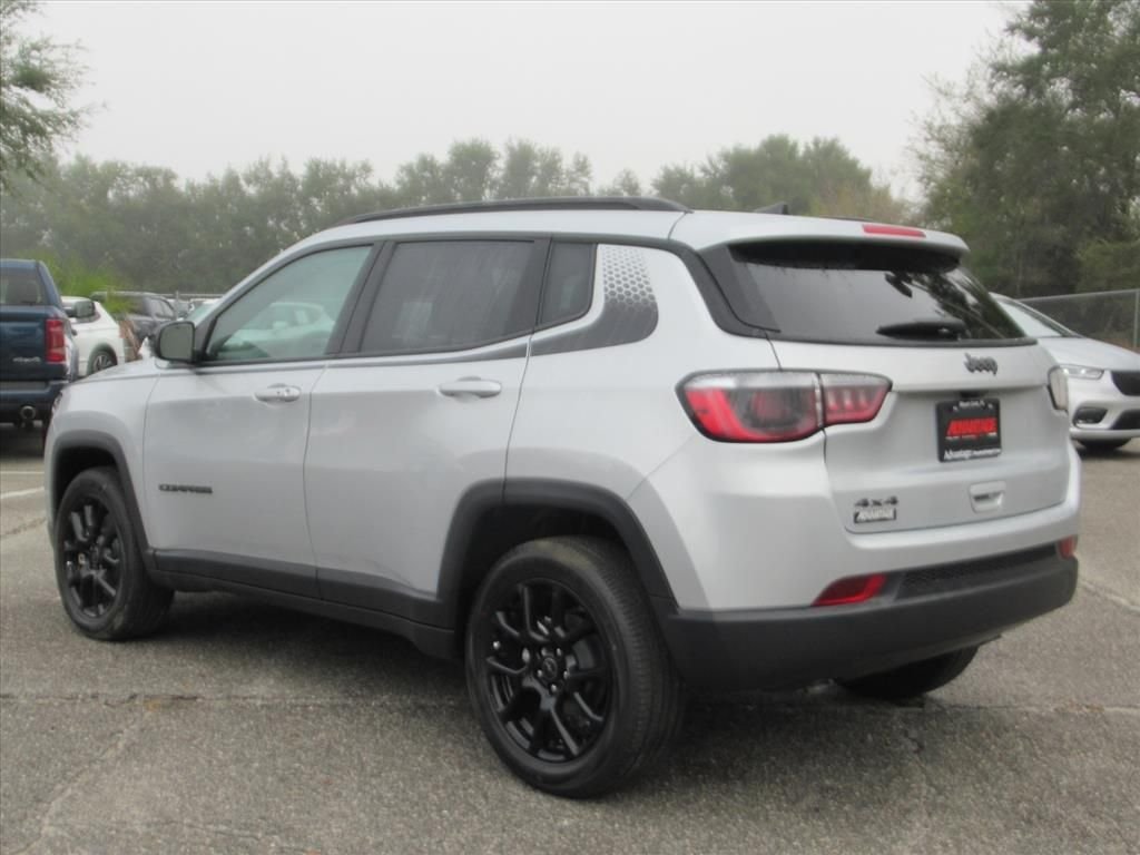 New 2026 Silver Zynith Metallic Clearcoat Jeep Latitude image 4