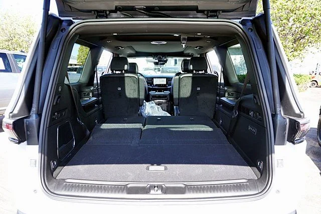 New 2026 Bright White Clear-Coat Exterior Paint Jeep Limited Altitude image 15