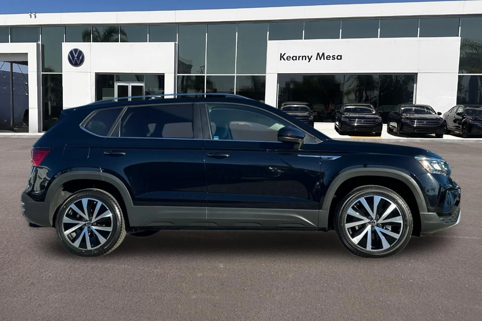 Certified Used 2022 Black Volkswagen 1.5T SE image 3