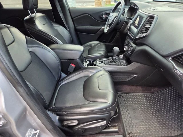 Used 2019 Silver Jeep Latitude Plus image 16