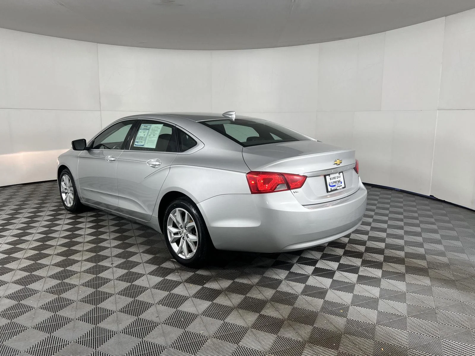 Used 2017 Silver Ice Metallic Chevrolet LT image 5
