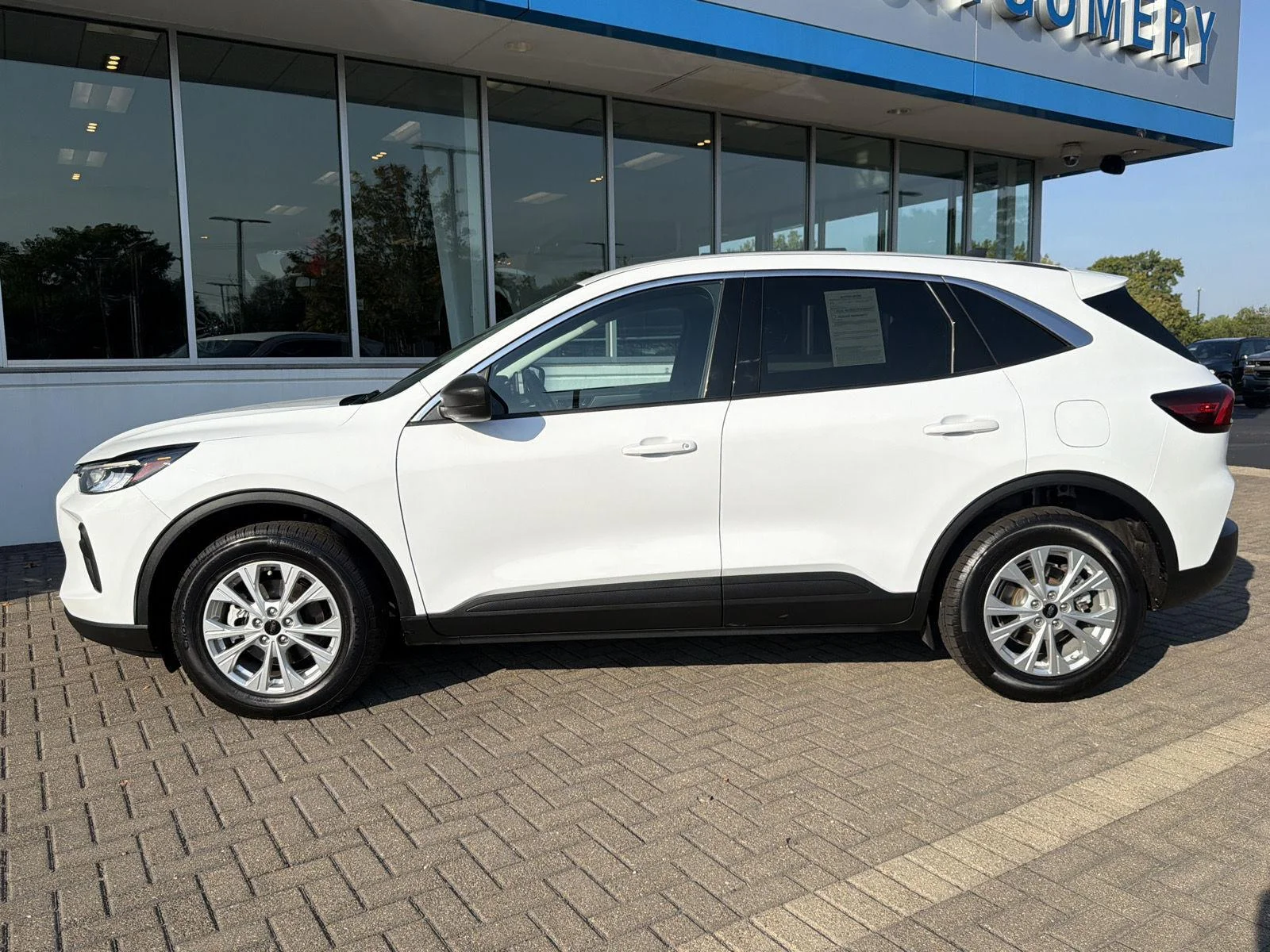 Used 2023 Oxford White Ford Active image 2