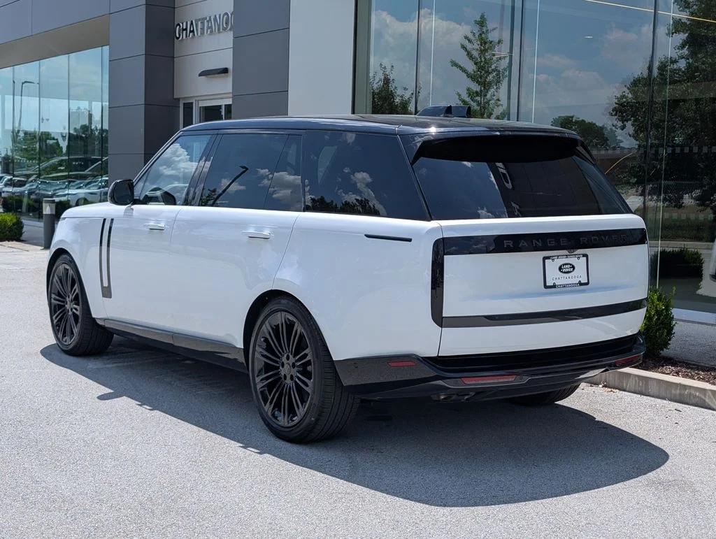 New 2026 Ostuni Pearl White Land Rover SE image 3