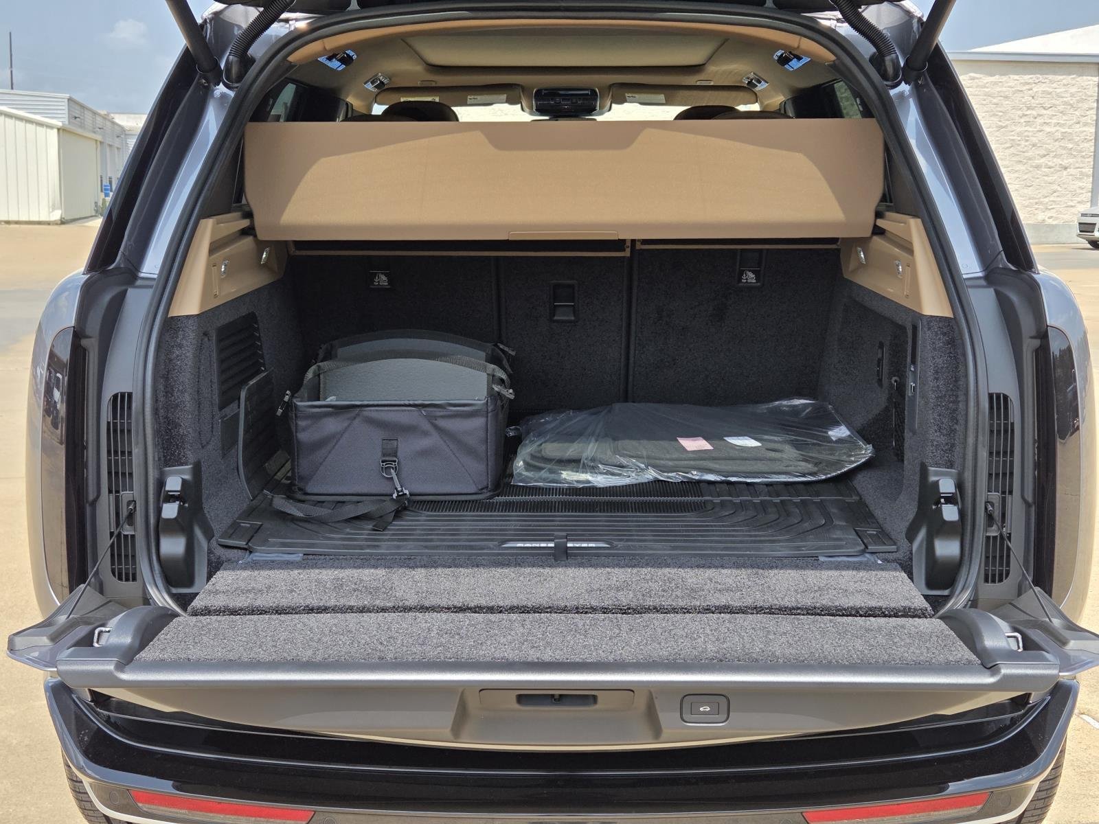 New 2026 Eiger Grey Land Rover SE image 9