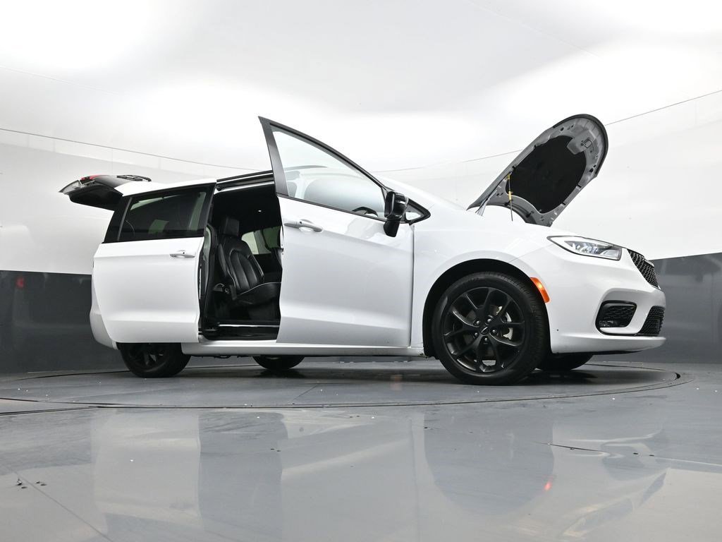 Used 2025 Bright White Clearcoat Chrysler Limited image 47