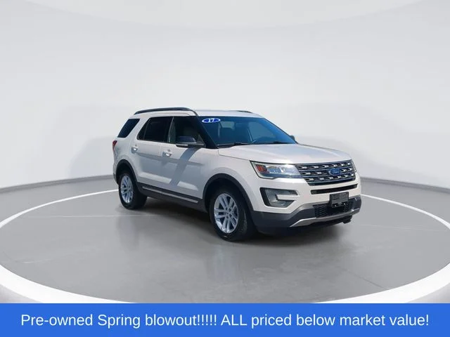 Used 2017 White Ford XLT image 2
